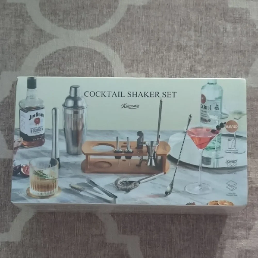 NWT Cocktail Shaker Set Never Used